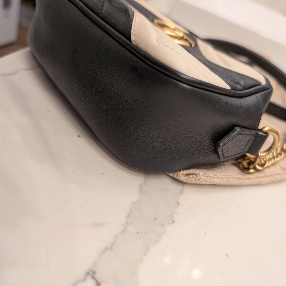 $950 DIRECT RARE Gucci Blk & Cream chevron leather camera bag! Exc condition π€ - Picture 7 of 15